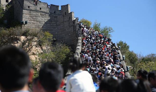 五一假期:长城旅游盛况:游客"挤爆"八达岭长城,堵的"进退两难"