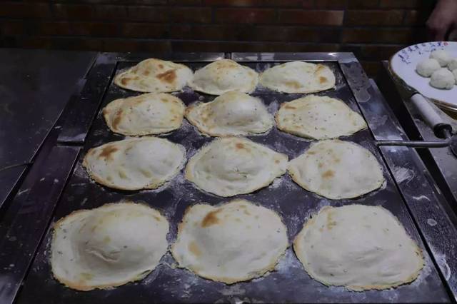 众多山东综艺频道明星来莒县表演,烧烤啤酒还有小曲儿,美滋滋!