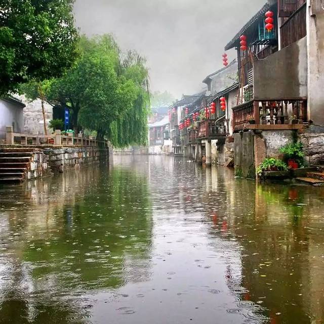 在江南的雨韻裡行走