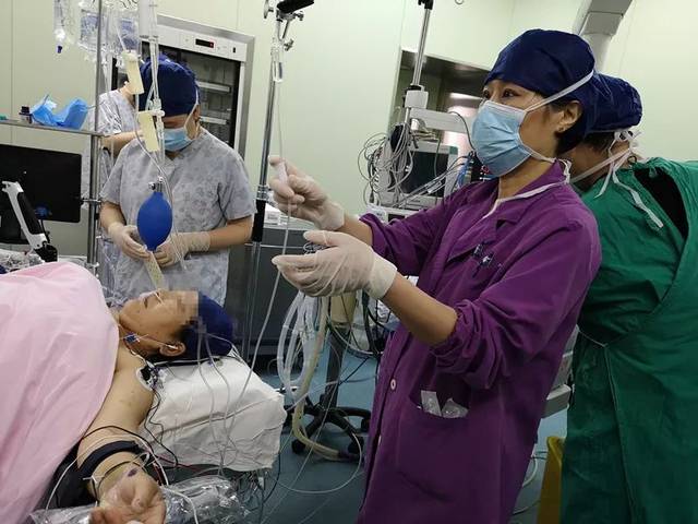 针刺麻醉团队又有新突破--记岳阳医院首例针药