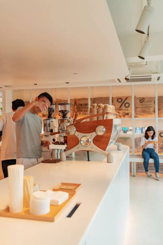 全店只选用百分比自己烘焙的阿拉比卡咖啡豆,配上专属的高定版slayer