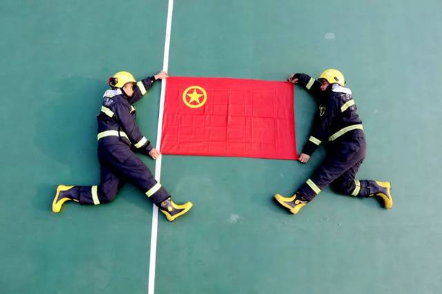 蓝朋友和团旗花样合影献礼百年五四