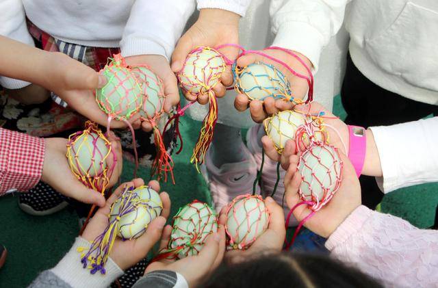 苏州市杨枝小学校附属幼儿园:丝丝五彩线 萌萌立夏蛋