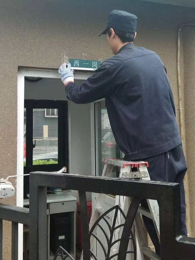 3,加高公区门栏杆 工程师傅对小区门禁处小铁门栏杆加高,增加安全系数