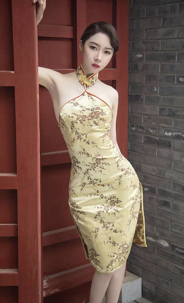 风韵犹存的美女穿上旗袍,一起来看看!_手机搜狐网