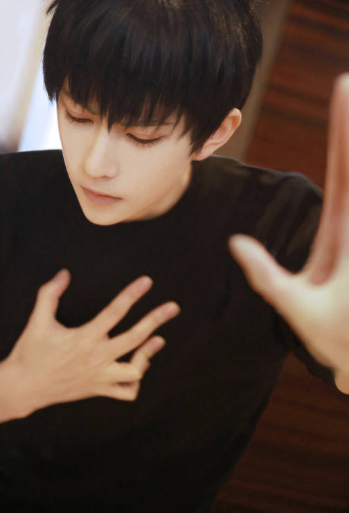 熊祁的新身份:赛车手,现场飙车引警察围观,网友:腿好长