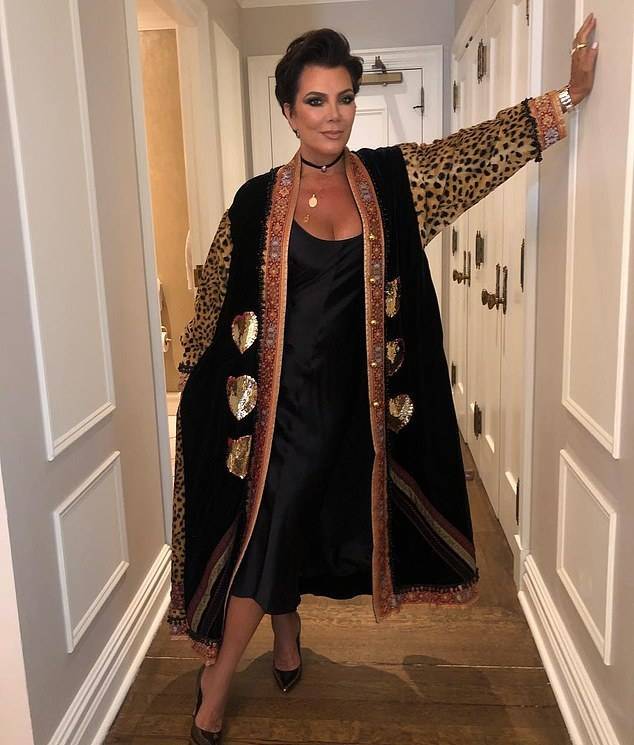 63岁卡戴珊妈妈穿刺绣大衣秀身材,38岁黑人小男友贴心陪伴好恩爱