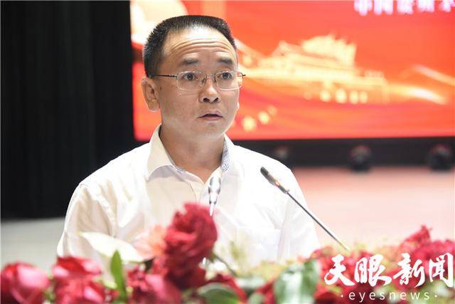 茅台集团党委委员,副总经理张德芹宣读慰问信