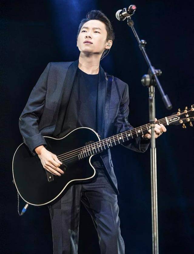 上一次注意到梁博,还是在刘涛《跨界歌王》舞台演出时梁博做为吉他手