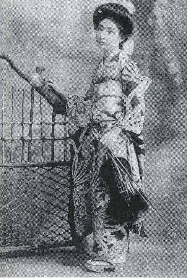 日本老照片1920年代钟形帽紧跟潮流1958年的短裤十分热辣