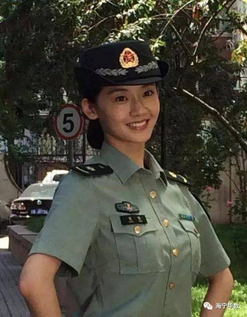 军营中的女兵图片