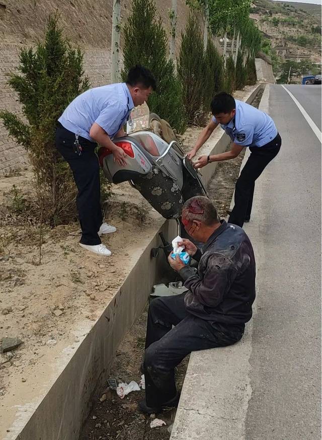 5月6日,綏德縣國土資源執法監察大隊一中隊隊長崔東勇帶領楊康,朱少鵬