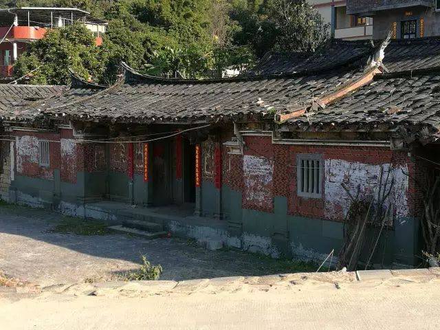 牌坊的贺联泉隆厝座落在芹山之麓,(现履南安市码头镇高山村之境)