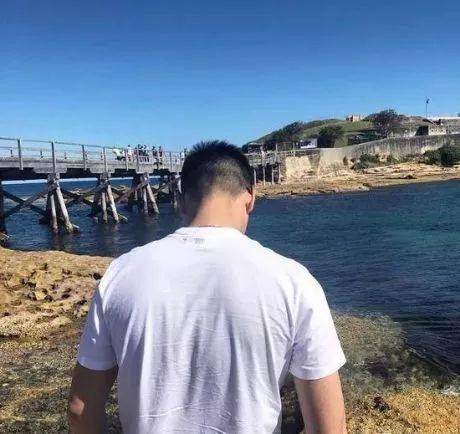 ▼无论男生还是女生,拍背影是必须掌握的拍照必杀技,屡试不爽!