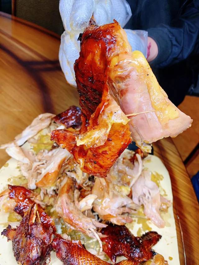 原始坑烤土窑烧公鸡,烧地瓜烧土豆子,这家可是老霸道了,全是童年回忆