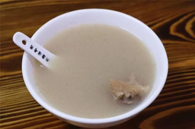 土茯苓煲雞湯,清遠人必喝的祛溼湯,茯苓健脾安神,這一碗清熱,解毒