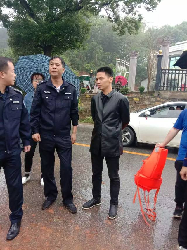 宁乡一小车冲毁护栏坠入池塘!司机不幸遇难,1名女子和1个儿童获救!