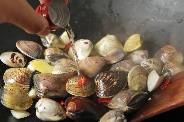 贝类海鲜最简单的吃法,不用放水,往里放点它,味道鲜的不得了!