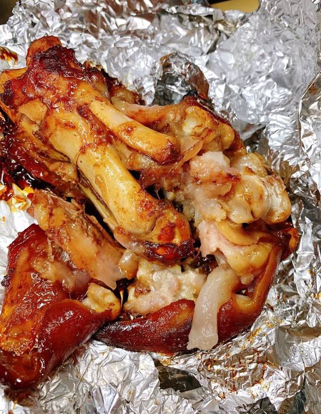 原始坑烤土窑烧公鸡,烧地瓜烧土豆子,这家可是老霸道了,全是童年回忆