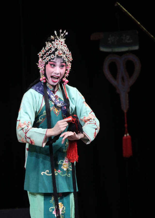 豫剧《绣花女传奇》剧情是南宋年间,绣花姑娘柳明月新婚前夜从自家门