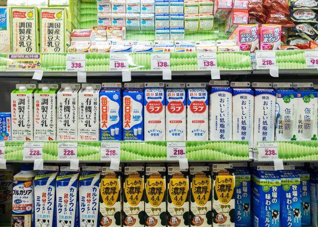 日本有许多大手知名牛奶品牌厂,在超市,超商常见的品牌大多数都是明治