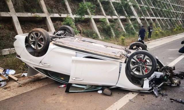 车祸报警电话图片