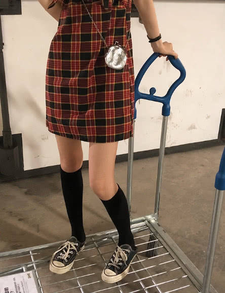 图中的小姐姐红黑色的短裙,把娇小的个子衬托的更高了,配上经典的帆布