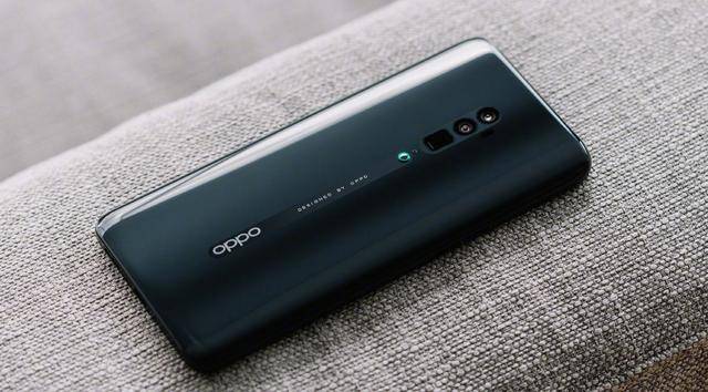 就如oppo reno 10倍变焦版的10倍光学变焦技术,轻轻一拉手机镜头,远景