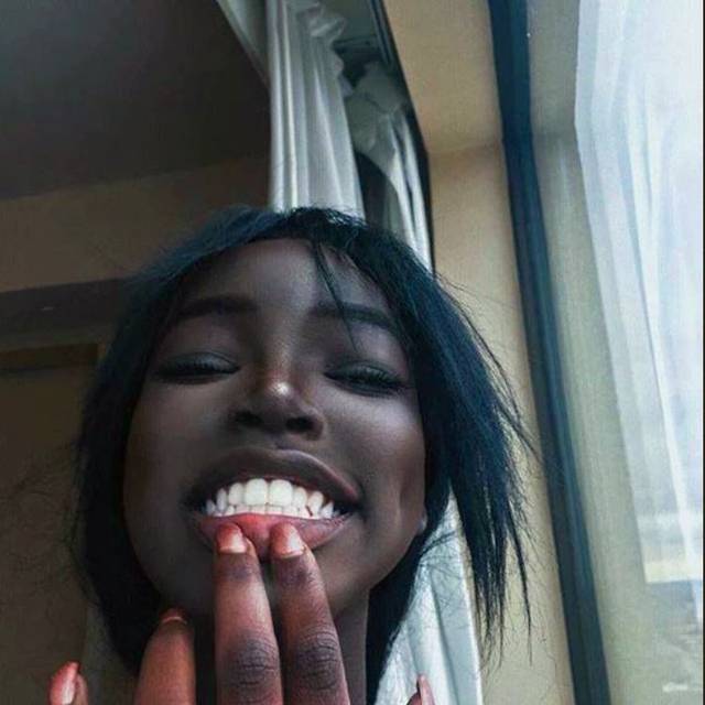 还记得"磨砂黑"爆红非洲女孩吗?生活照曝光后,网友集体撤退