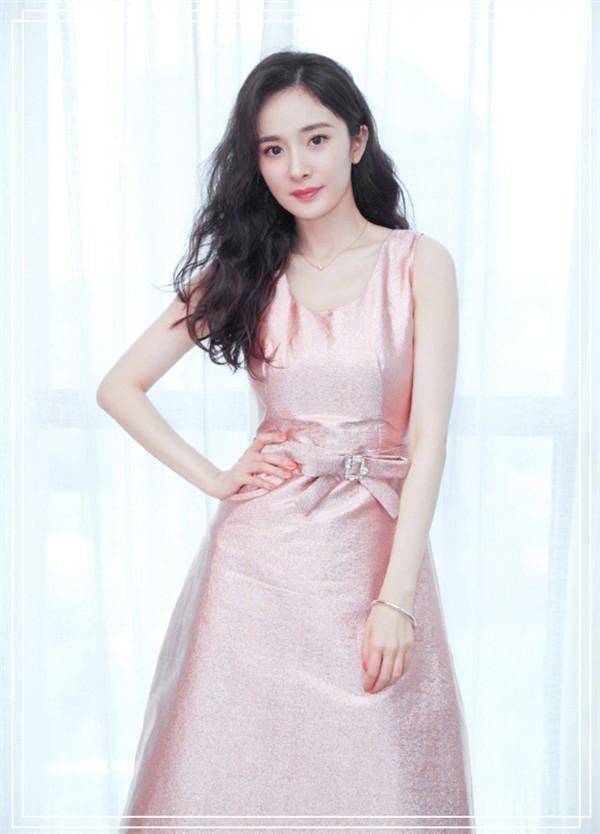 杨幂甜美性感两不误!穿粉裙少女感炸裂,配大波浪卷演绎极致风情