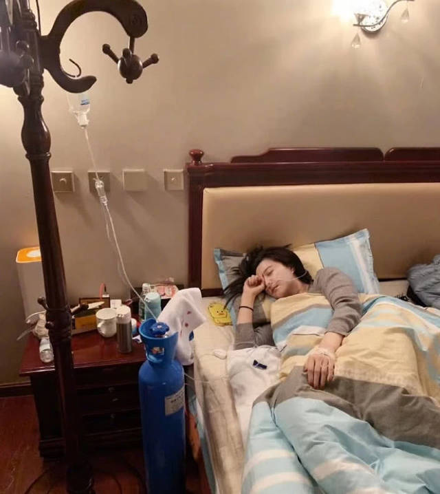 这是好友陈砺志发布的照片,范冰冰躺在床上打吊针,闭着眼睛,头发凌乱