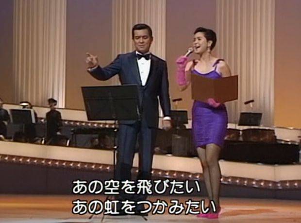 1988年10月,在著名艺人 加山雄三的演唱会上,邓丽君和他合唱《我们是