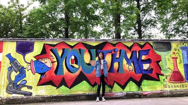 墙绘中美丽的景色是以陆家嘴的建筑为主体,包括了上东方明珠,金茂大厦