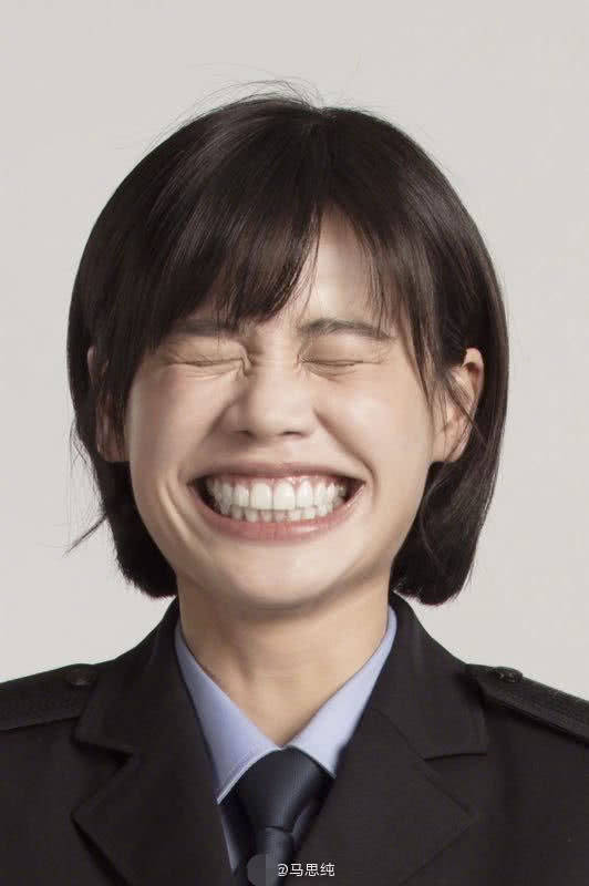 马思纯的微笑升级变表情包她还喊话周冬雨也想要一个大脸盘子