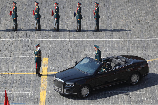 "金色俄罗斯"敞篷车亮相阅兵彩排 .(图源:塔斯社)