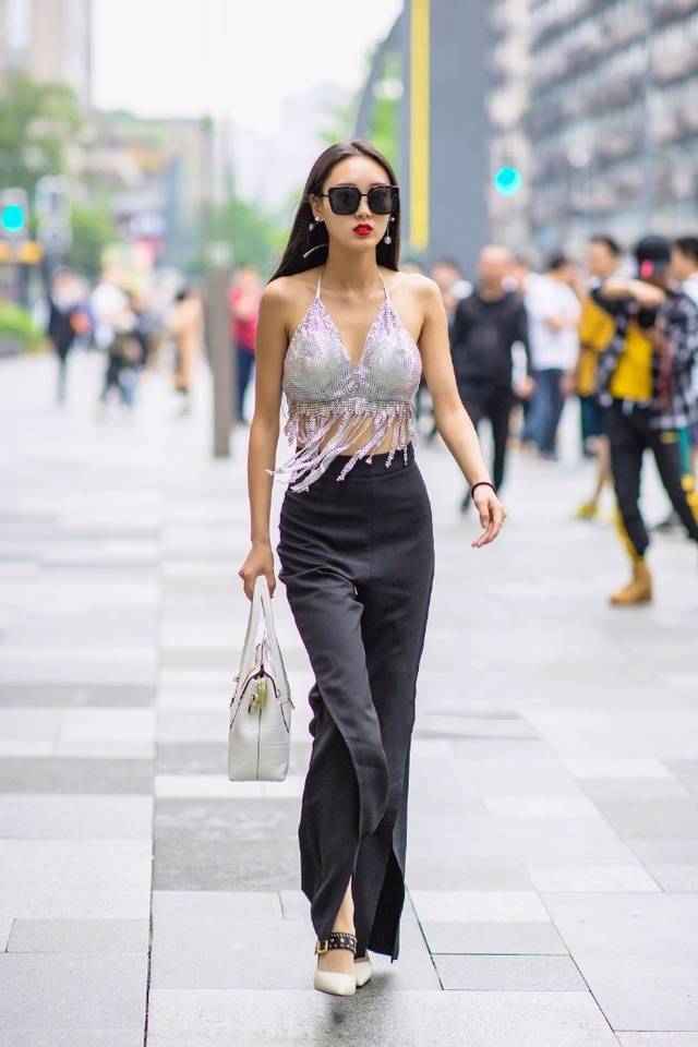 街拍:穿紧身裤的女神身材太火辣,凹凸漂亮,我被她的气场震住了