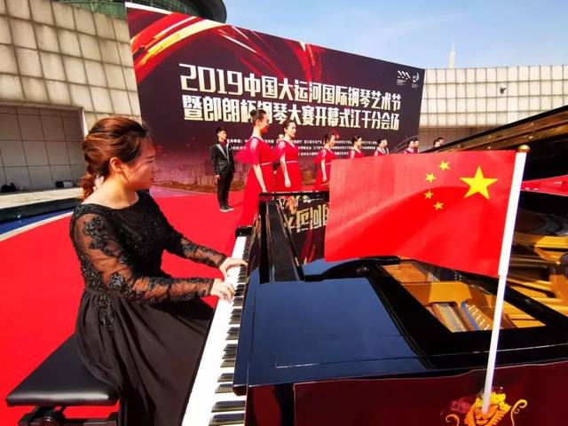 "为主题,在钱江新城举办了丰富多彩的文艺活动,用诵读表达爱国之情,用