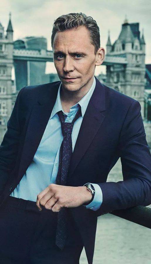 thor和汤姆·希德勒斯顿扮演的loki在《雷神3》中降临在地球上.