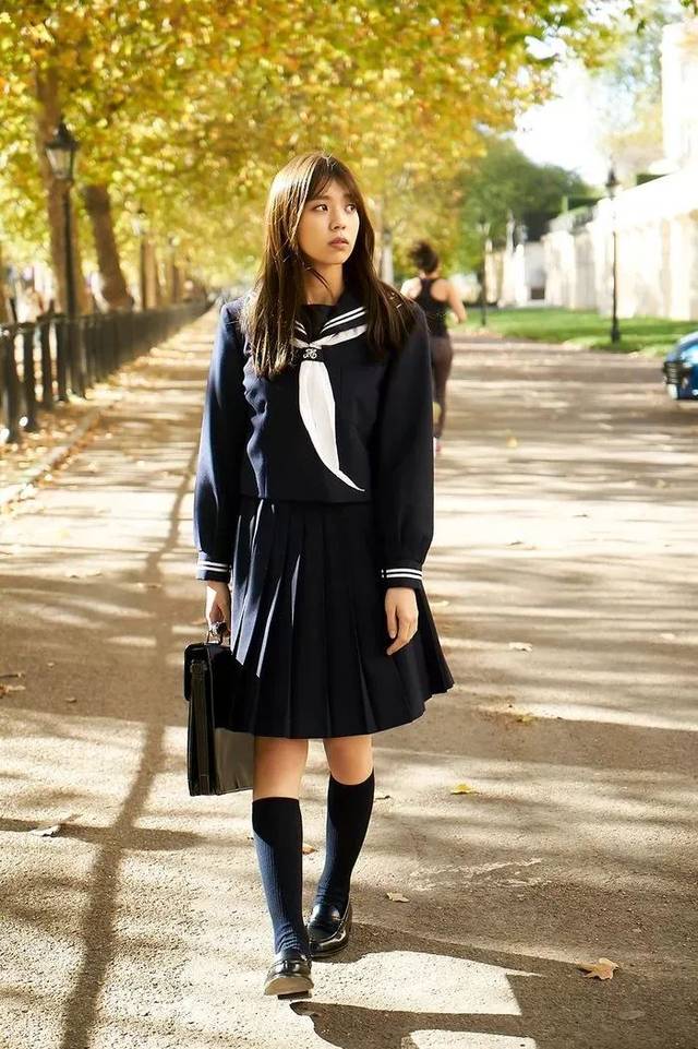 不仅有融入英国街头时尚元素的酷酷演绎 还有穿着水手服伫立在伦敦的