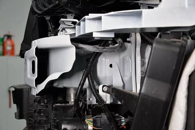 然而这辆翼虎的前翼子板内并没有"大礼包".