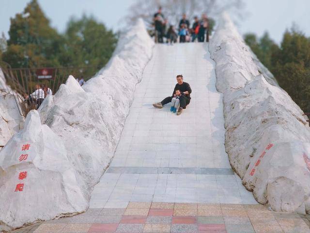 陶然亭公園最有情懷的地方就是大雪山,這座巨型大滑梯是很多南城孩子