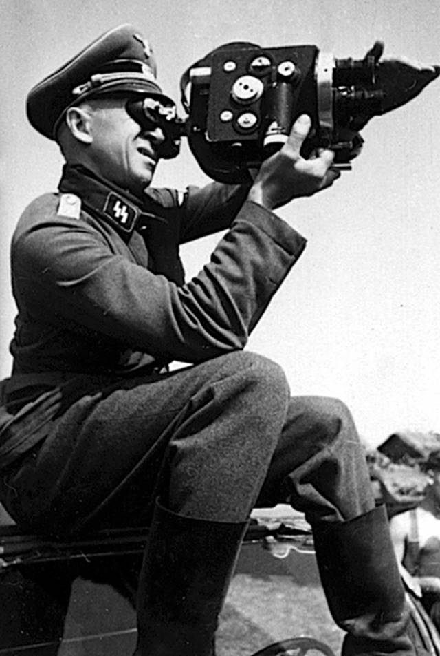 1941年夏,一名党卫军摄影师正在摄像1943年7月,在库尔斯克的一名党卫