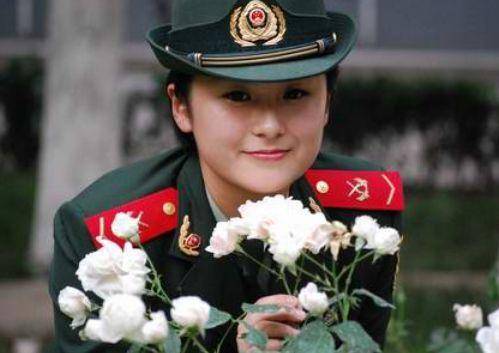 男兵的妻子叫军嫂,家人叫军属,女兵的丈夫叫什么?你可能想错了