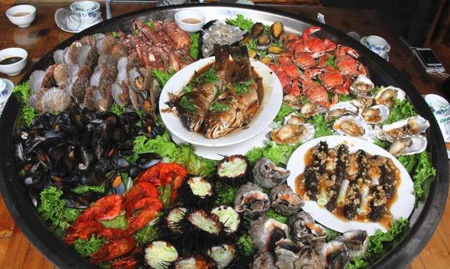 各种鲜美的海鲜满满一大桌,鲜美异常,好吃不贵,您有没有心动呢?