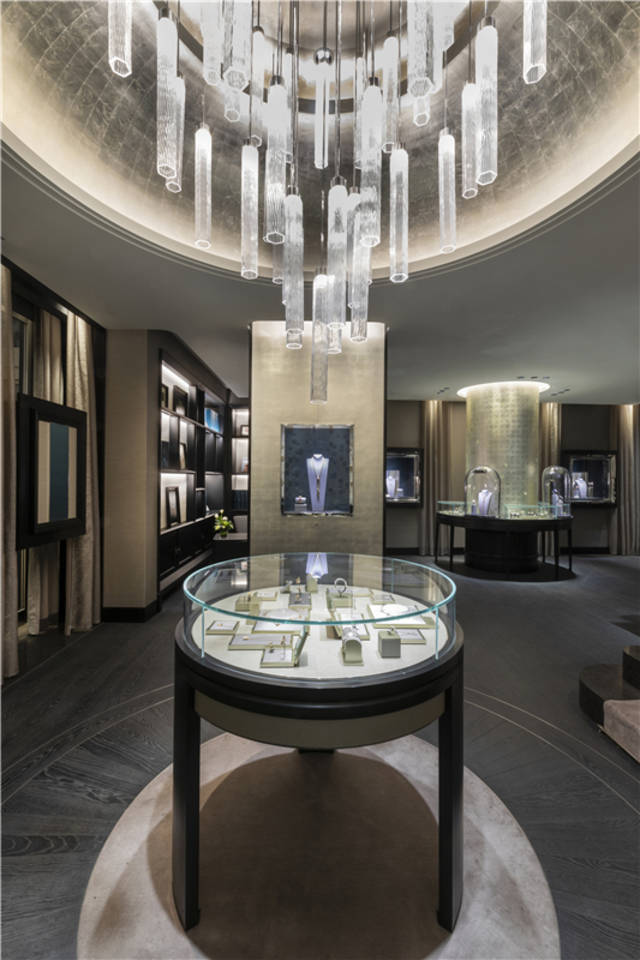 演绎出婉约灵动的风雅;橱窗的陈设,也独具van cleef & arpels梵克雅宝