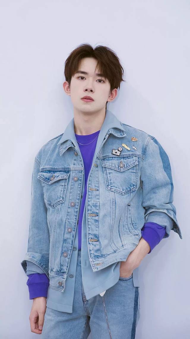 易烊千玺无水印壁纸专辑