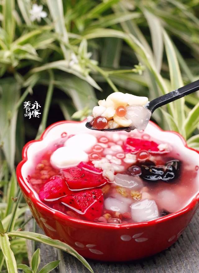 步行街新出一款网红椰子蛋,知道的人很少很少