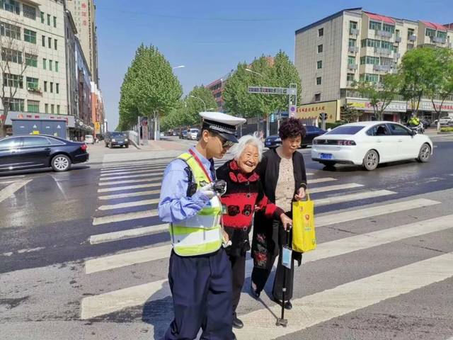 暖!新安輔警攙扶老人過馬路,老人誇他