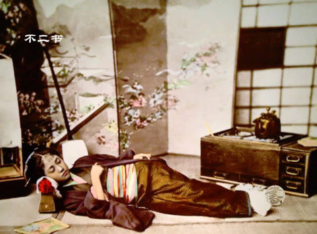 照片拍摄于日本明治时期,人力车夫拉着身穿和服的女性,人力车自在横滨