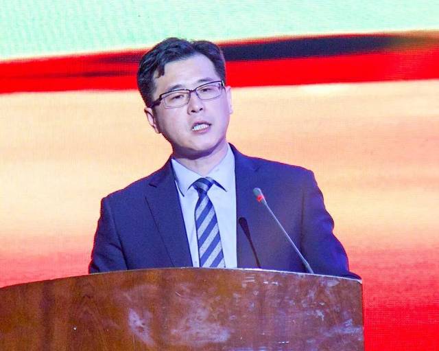 副院长牛海涛宣读表彰决定及荣获从事护理工作30年人员荣誉证书